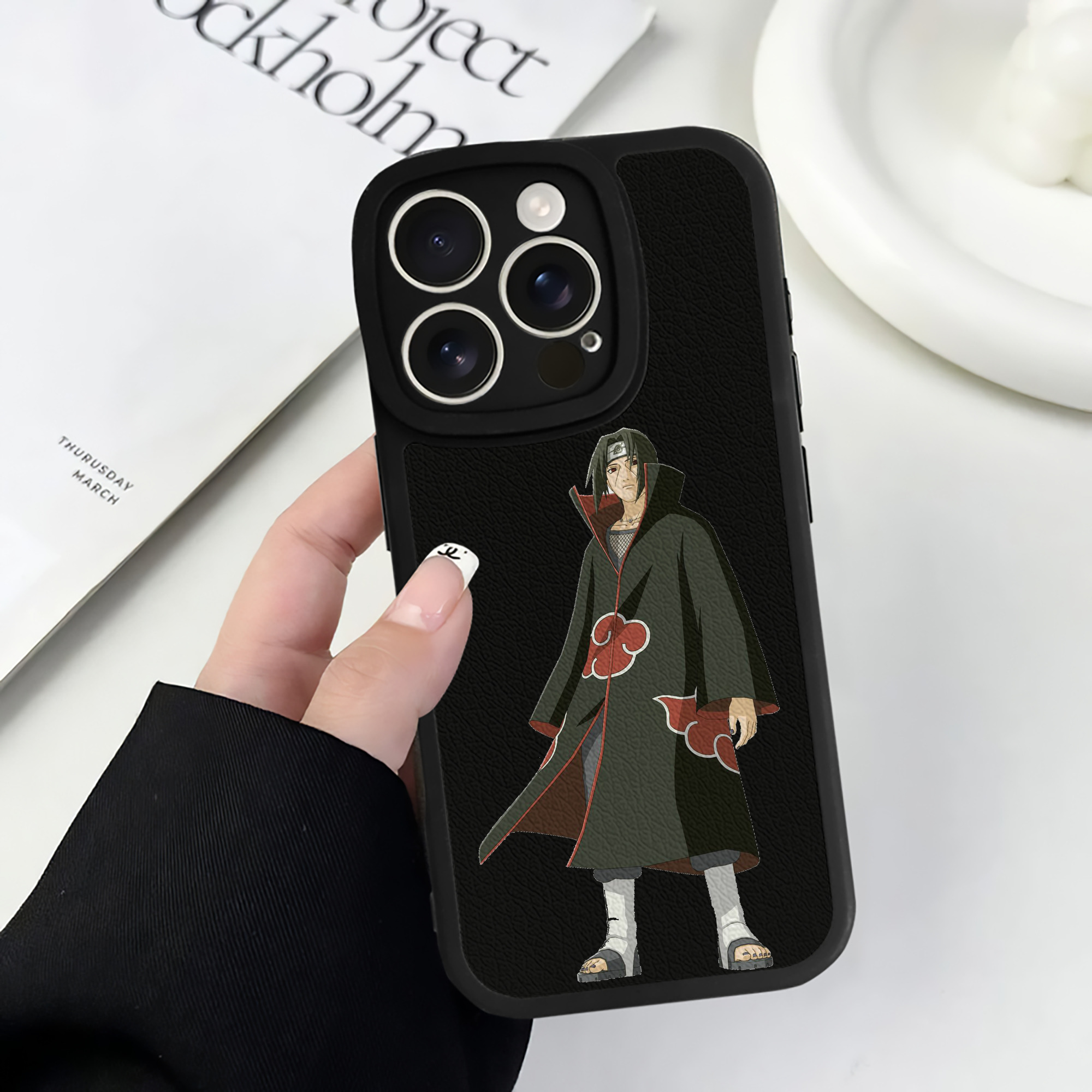 （画像用） NARUTO -ナルト- うちは イタチ Uchiha Itachi 【iPhone 16シリーズ対応】シリコンスマホケース（レザー調） 材質：シリコン